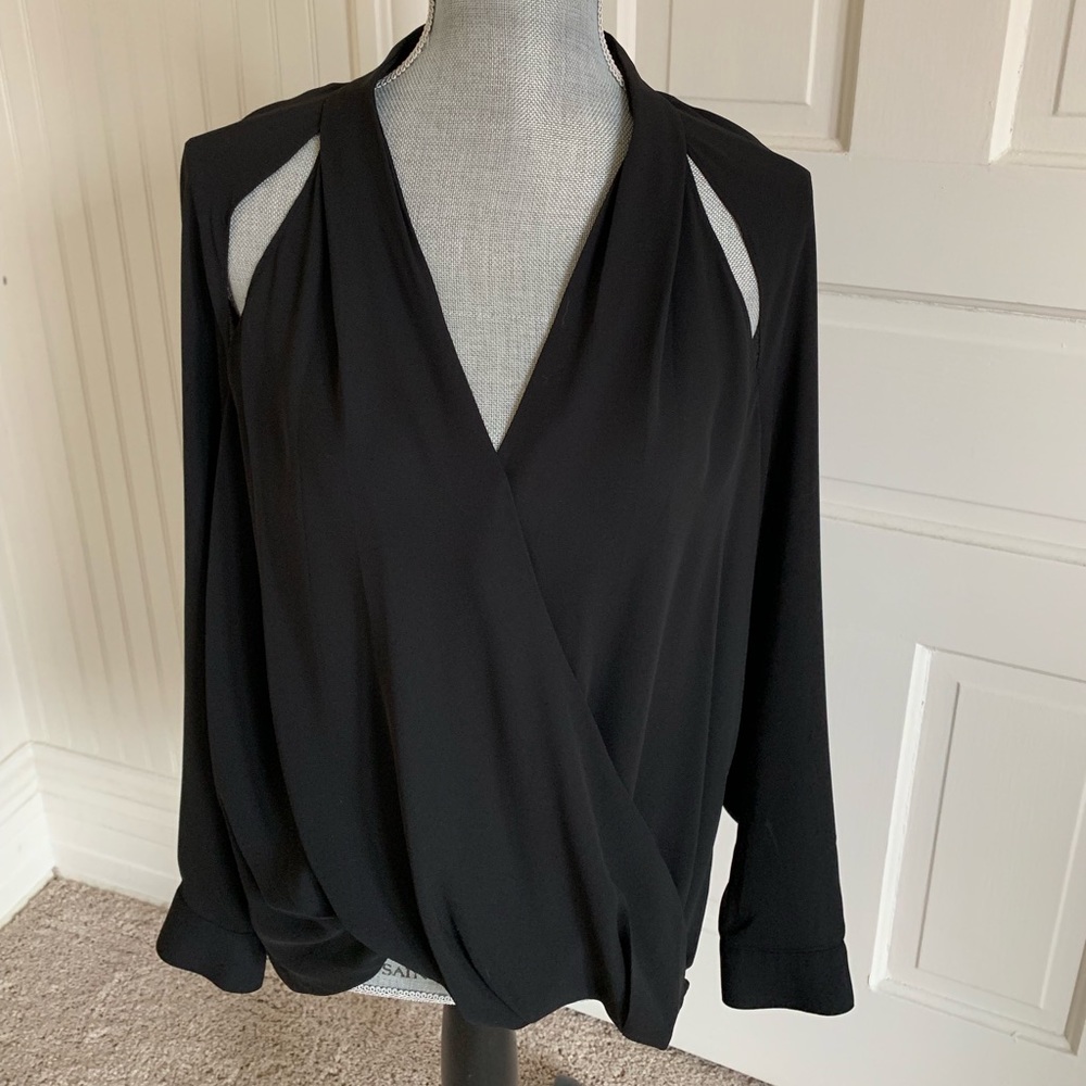 Trouve peekaboo shoulder blouse, sz L
